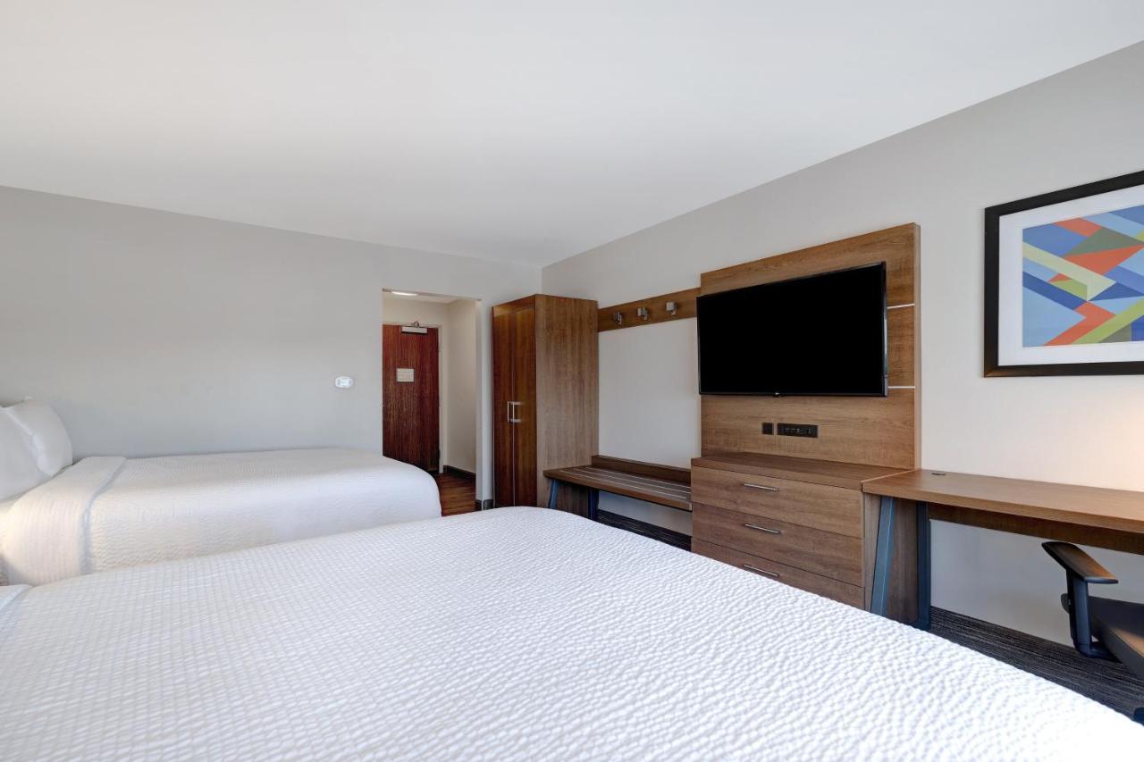 Holiday Inn Express & Suites - Brighton By Ihg Екстериор снимка