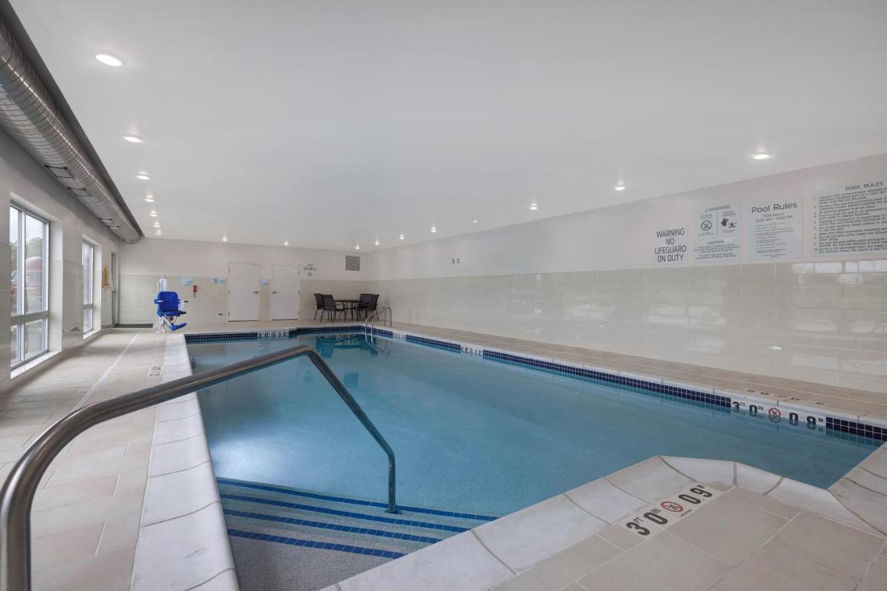 Holiday Inn Express & Suites - Brighton By Ihg Екстериор снимка
