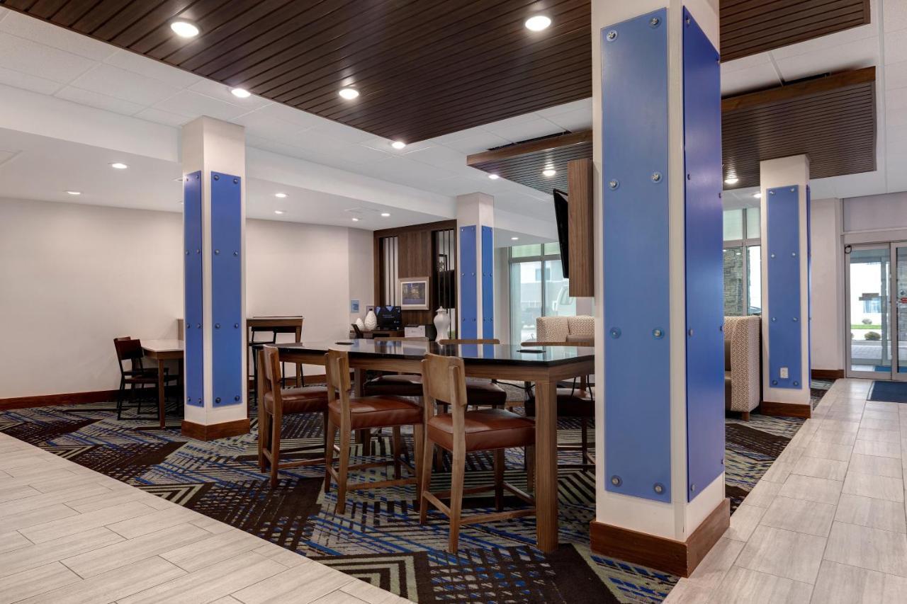 Holiday Inn Express & Suites - Brighton By Ihg Екстериор снимка