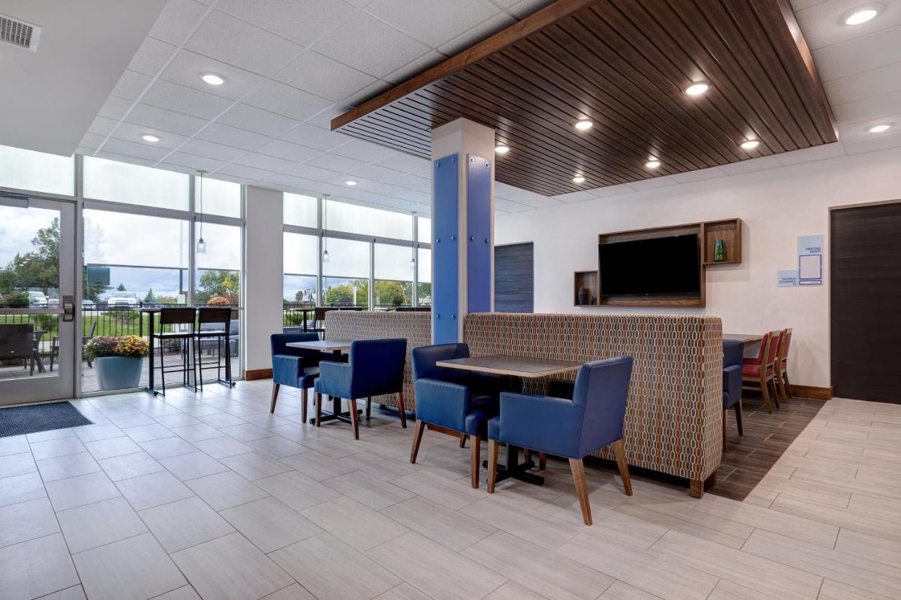 Holiday Inn Express & Suites - Brighton By Ihg Екстериор снимка