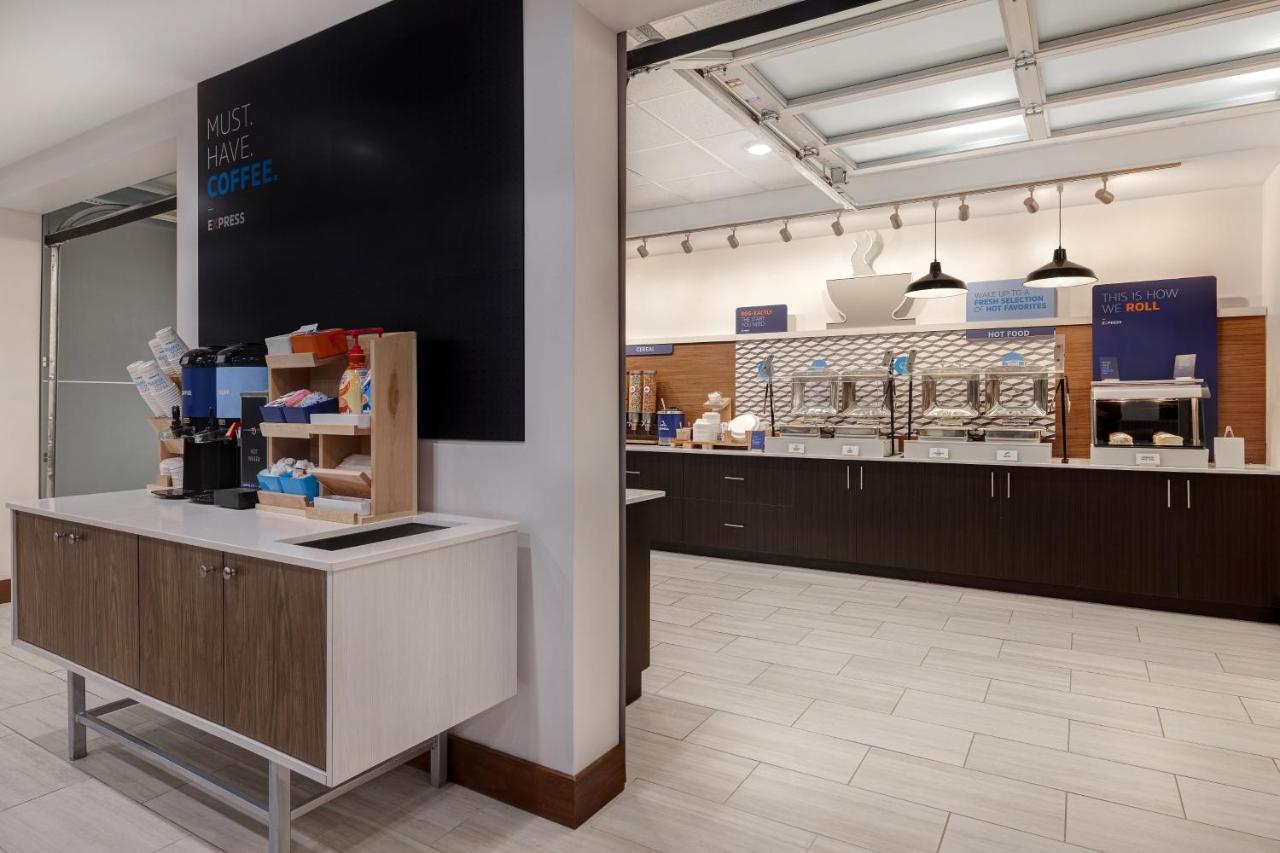 Holiday Inn Express & Suites - Brighton By Ihg Екстериор снимка