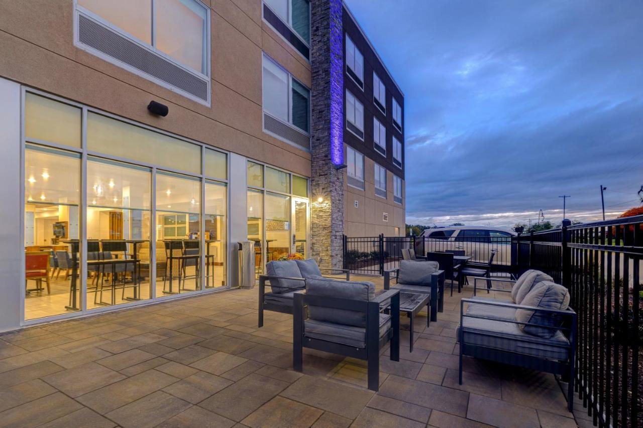 Holiday Inn Express & Suites - Brighton By Ihg Екстериор снимка