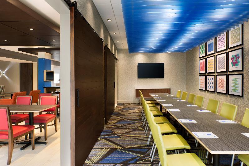 Holiday Inn Express & Suites - Brighton By Ihg Екстериор снимка